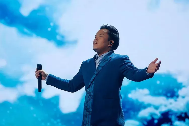 Roby Gultom menyanyikan lagu Banyu Langit dari Didi Kempot di Gala LIve Show 9, X Factor Indonesia (instagram xfactoridofficial)