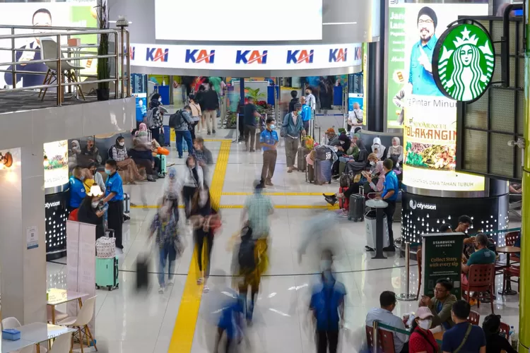 Ilustrasi suasana stasiun kereta api di Indonesia pada periode Nataru. (kai.id)