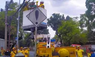 Kabel Udara di Jl H Bokir Kramat Jati Ditertibkan