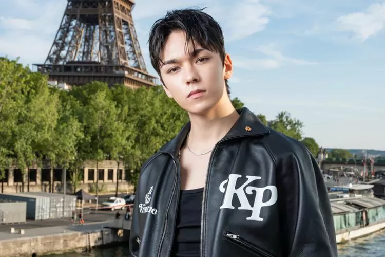 Vernon SEVENTEEN saat hadiri KENZO Show di Paris Fashion Week. (Sumber: Twitter @kenzo)