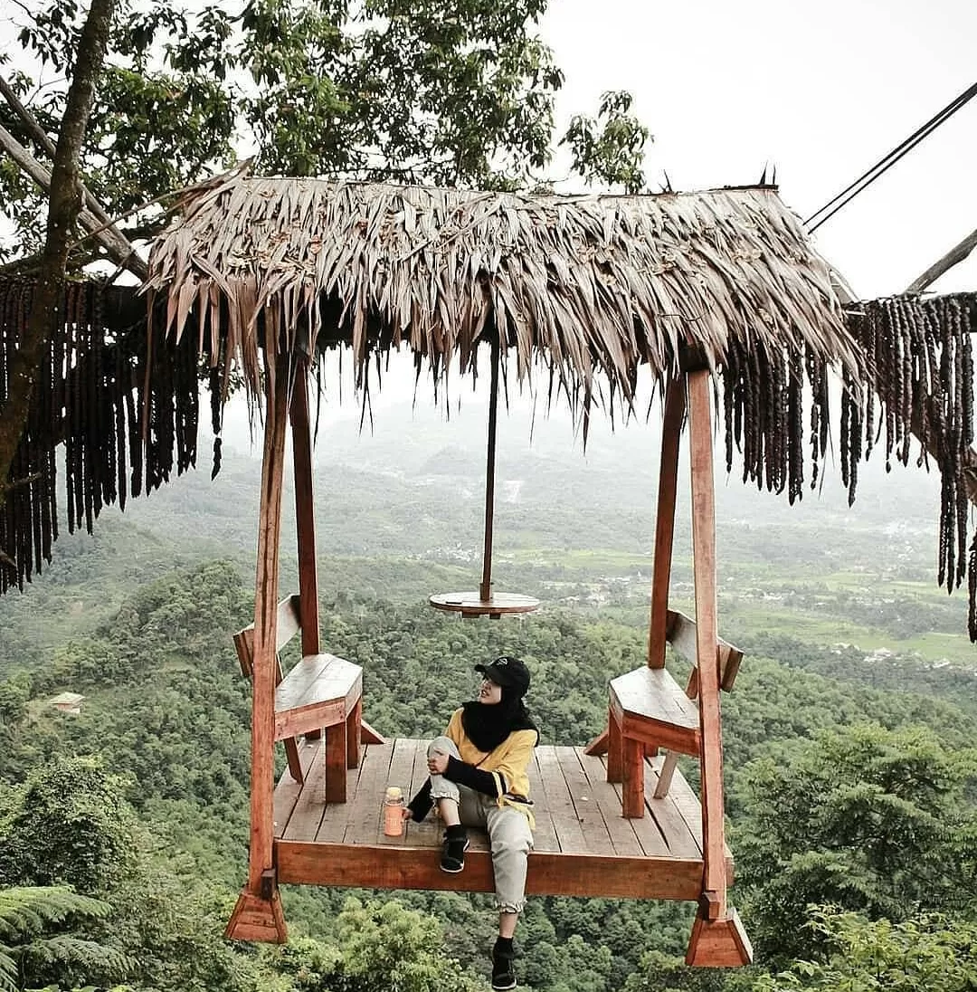 Pengunjung menikmati ayunan ekstrem dengan latar pemandangan alam dari atas jurang di Puncak Mustika Manik. (Foto: Instagram @puncakmustikamanik repost @ayodolan)