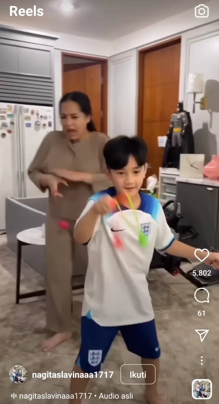 Nagita Slavina yang kesakitan karena kebaduk lato lato. Konsentrasinya terganggu kehadiran Rafathar.