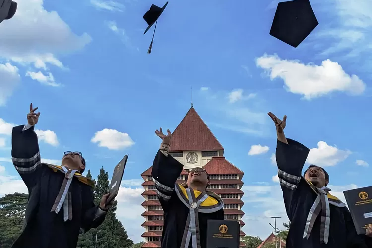 BAHAGIA : Wakil Walikota Depok Imam Budi Hartono berhasil menyelesaikan S2 nya di Universitas Indonesia (UI), Kamis (9/3).  (INSTAGRAM IMAM BUDI HARTONO)