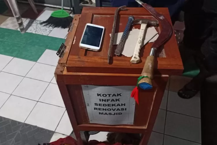  Kotak infak yang dicuri pelaku diamankan sebagai barang bukti. (Foto: Humas Polsek Mlati)