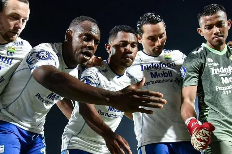 Victor Igbonefo saat mengarahkan pemain Persib Bandung (Instagram @persib)