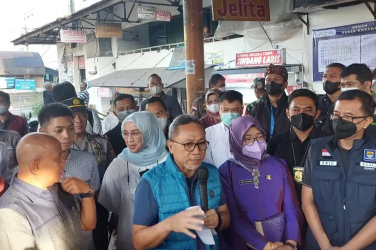 Menteri Perdagangan (Mendag) Zulkifli Hasan seusai meninjau harga kebutuhan pokok di Pasar Kosambi di Jalan Ahmad Yani Kota Bandung, Kamis (23/6/2022).  (ANTARA/Ajat Sudrajat)