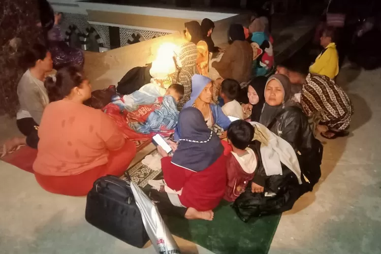 BPBD Agam telah mengevakuasi warga Koto Malintang, untuk sementara mengungsi ke atap Masjid Antokan