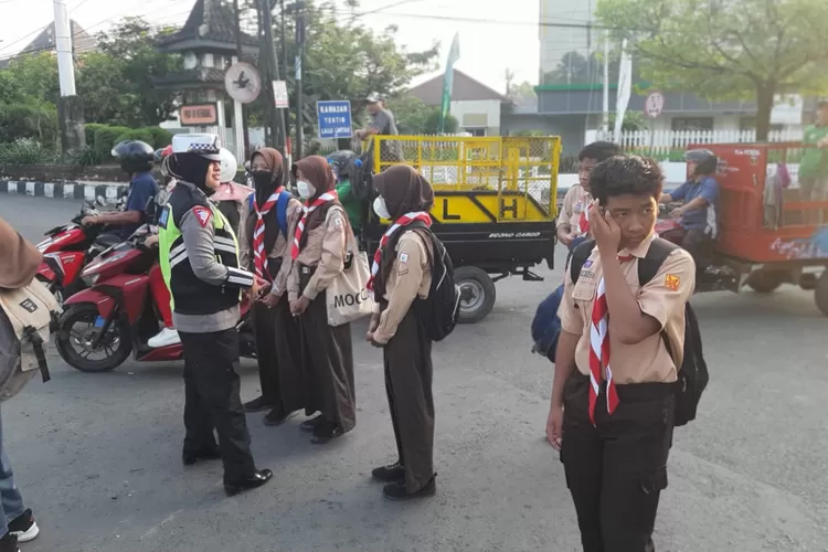 Anggota Satlantas Polres Kendal memberikan imbauan kepada pelajar yang hendak berangkat sekolah. (Edi Prayitno/ Kontributor Kendal)