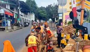 Atasi Kebocoran Pipa di Perlintasan KA Cipaku, Perumda Tirta Pakuan Fokus Perbaikan dan Siagakan Mobil Tangki