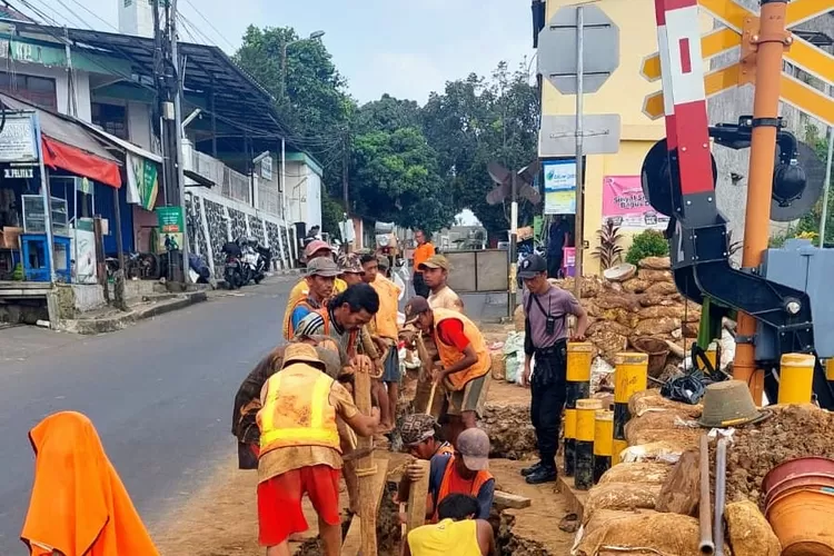 Perumda Tirta Pakuan terus lakukan perbaikan kebocoran pipa distribusi air di perlintasan Kereta Api Bogor-Sukabumi, di Cipaku, Kota Bogor. (Perumda Tirta Pakuan)