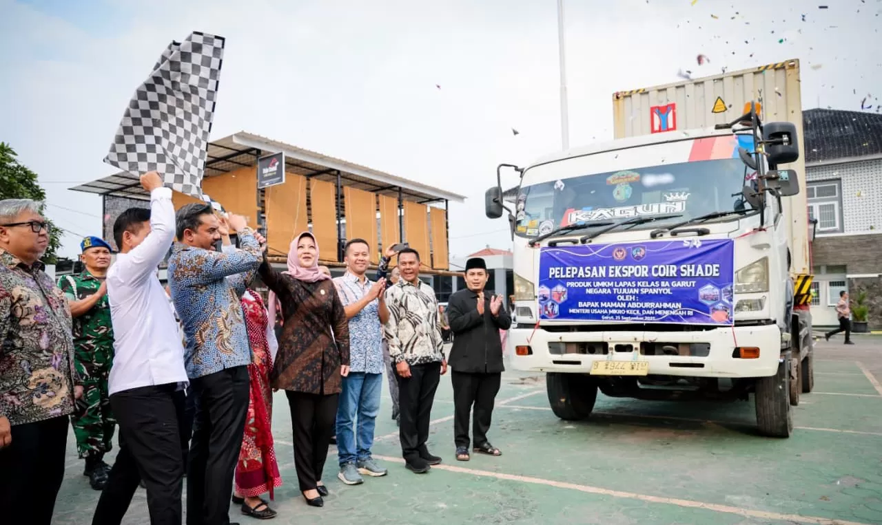 Menteri Usaha Mikro, Kecil, dan Menengah (UMKM) Maman Abdurahman melepas ekspor perdana coir shade di Lapas IIA Garut, Jawa Barat.