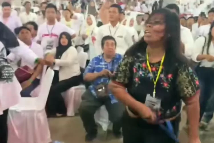 Ibu ini berani melemparkan sanda ke Presiden Jokowi (Tiktok @peristiwa_medan)