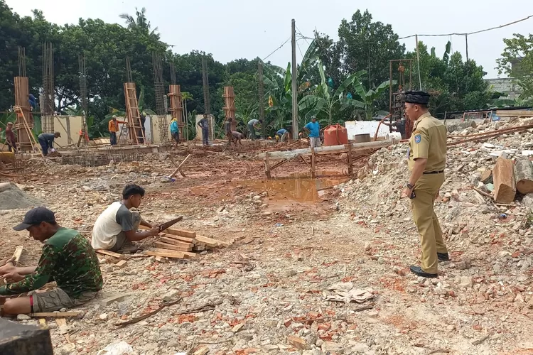 MONITORING : Lurah Mampang, Darmawansyah saat monitoring renovasi total gedung Kelurahan Mampang, Kecamatan Pancoranmas, belum lama ini. (ALDY RAMA/RADAR DEPOK)