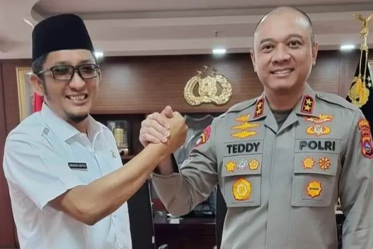 Kapolda Sumatra Barat Irjen Pol Teddy Minahasa Putra bersama Wali Kota Padang Hendri Septa.  (Humas Pemko Padang)