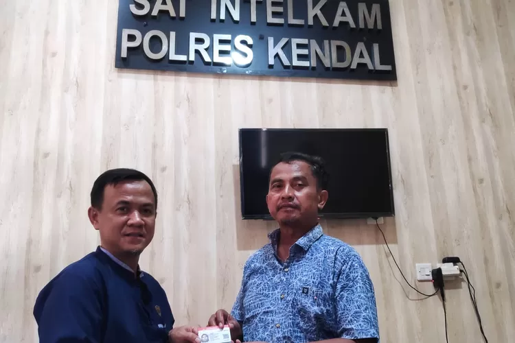 Sugiarta menerima bantuan fasilitasi pembuatan SIM dan bantuan modal usaha dari Polres Kendal. (Edi Prayitno/kontributor Kendal)