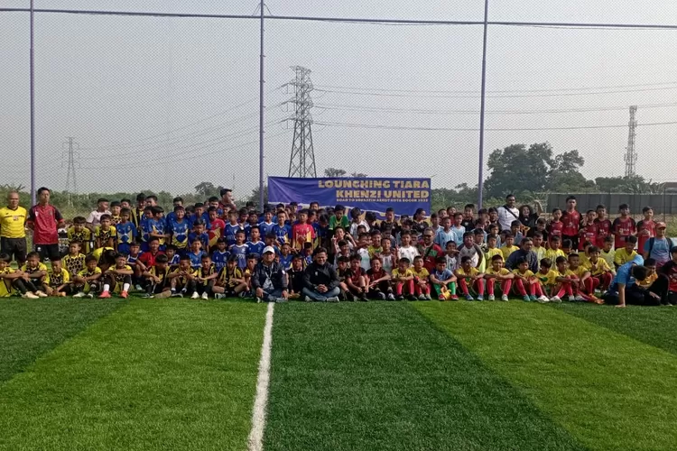 Tim sepak bola Tiara Khenzi siap bertarung di Piala Soeratin Bogor 2023.