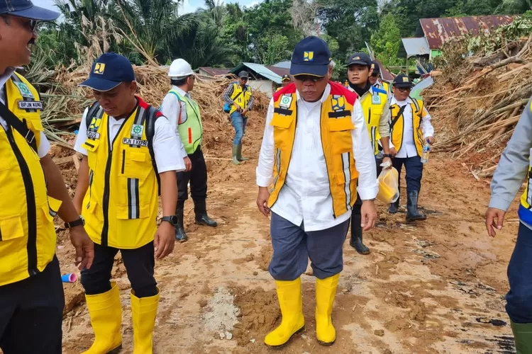 Tinjau Bencana Longsor Di Serasan Natuna, Menteri Basuki Hadimuljono ...