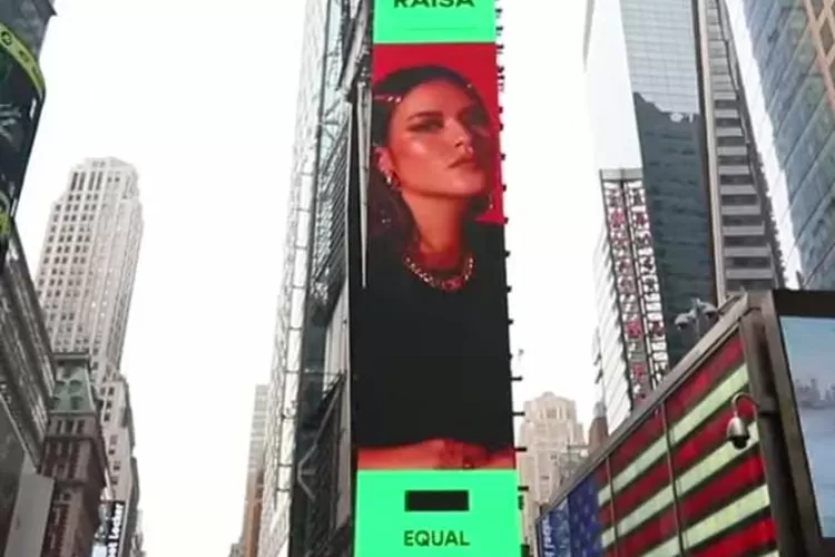 Wajah Penyanyi Raisa Terpampang Di Billboard Times Square New York