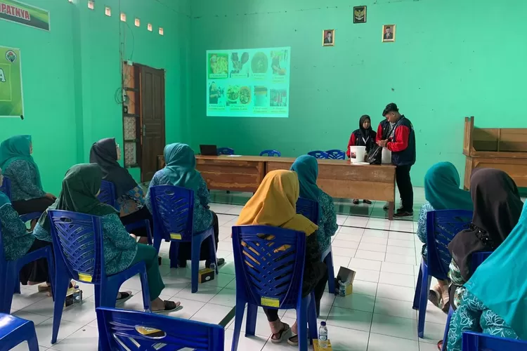 Mahasiswa KKN Upgris melakukan pelatihan pengolahan sampah rumah tangga. (dok)