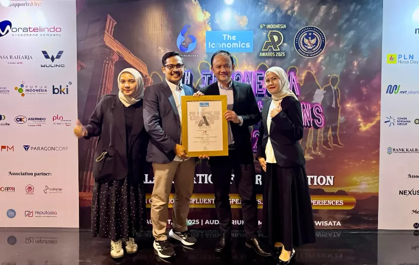Direktur Utama TelkoMedika Dicky Anfiadi (kedua dari kanan) beserta jajaran saat acara 6th Indonesia Public Relations Summit 2025.
