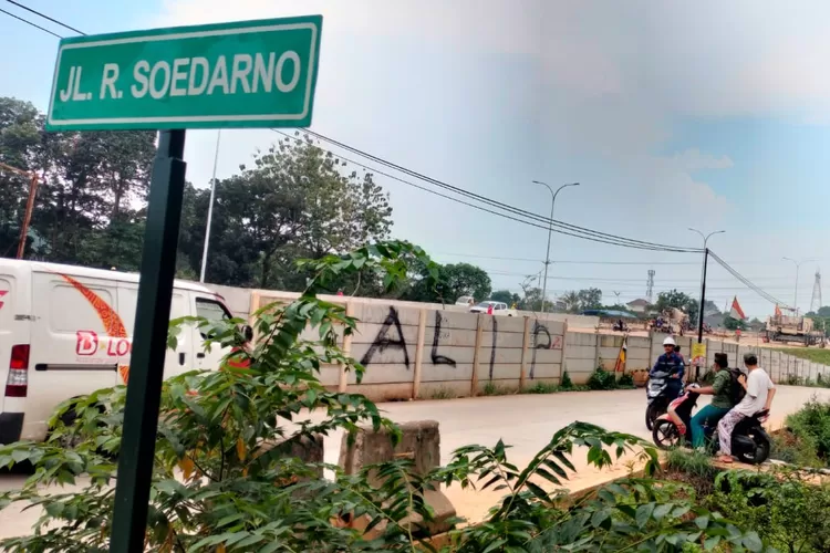 DIPROTES : Nama Jalan Pendowo diubah menjadi Jalan R Soedarno di RT1/16 Kelurahan Limo Kota Depok, hingga membuat gaduh di lingkungan. (ALDY/RADAR DEPOK)