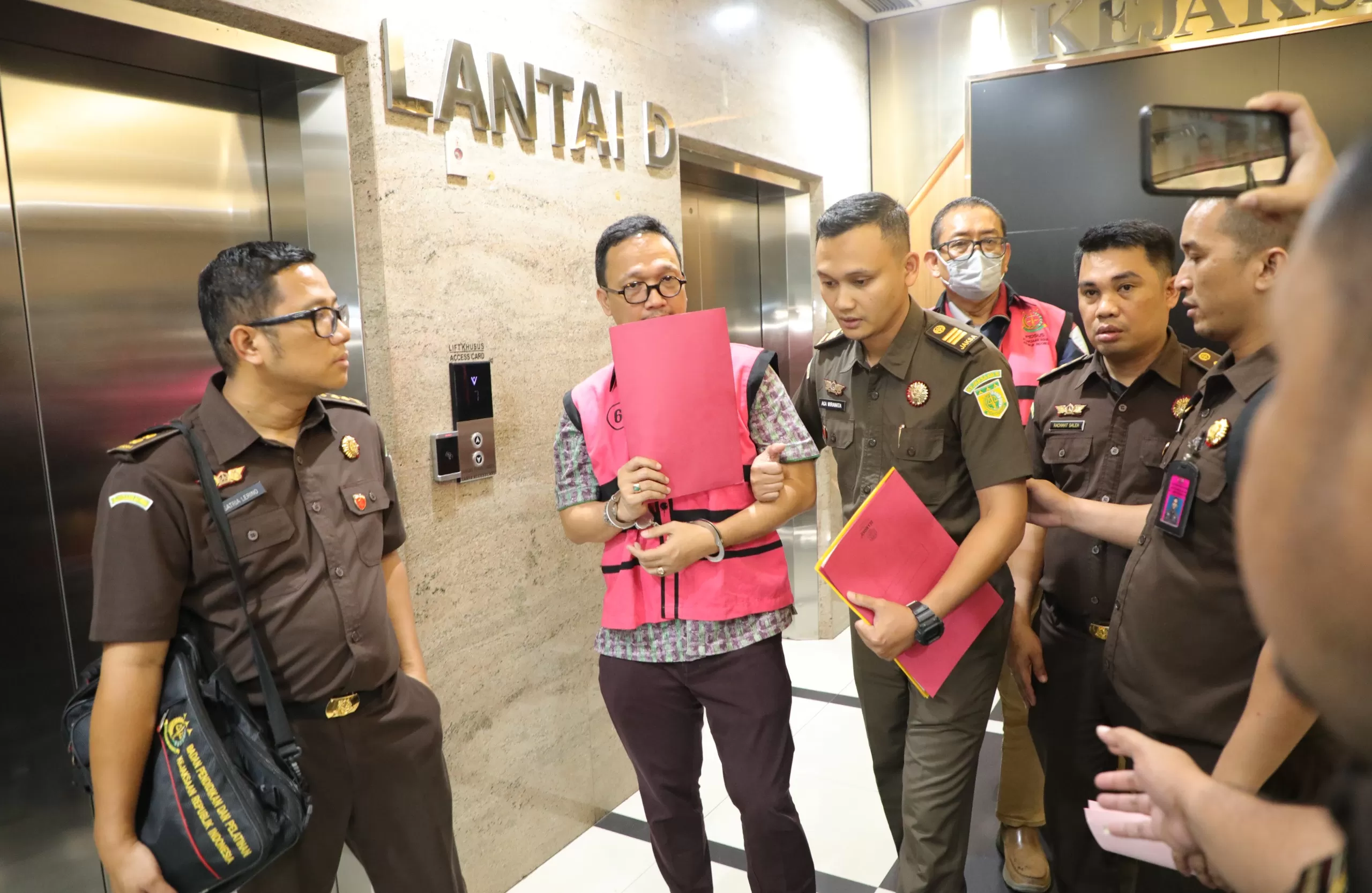 Kejaksaan Agung mengungkap dugaan perintangan kasus korupsi timah dan impor gula dengan tersangka MS, JS dan TB.