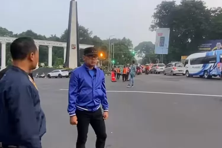 Wali Kota Bogor Bima Arya meninjau lalu lintas di hari pertama penutupan Jembatan Otista. (Dok Metropolitan)