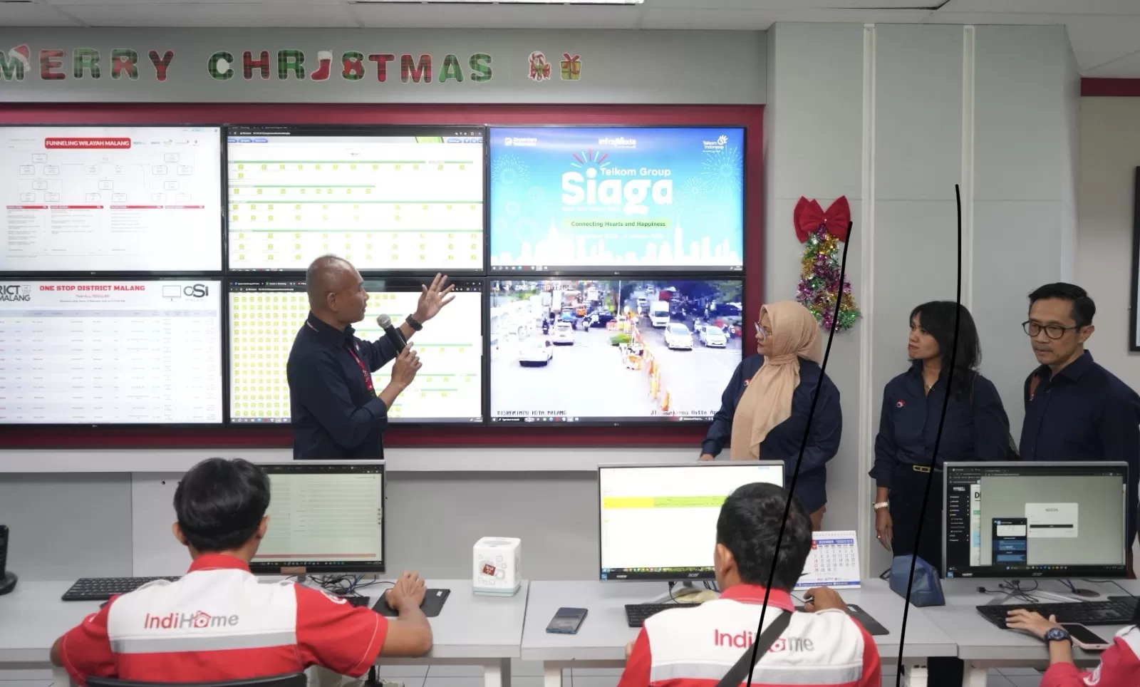 Direktur Utama Telkom Indonesia Dian Siswarini, meninjau kesiapan infrastruktur dan layanan ke Posko TelkomGroup Siaga NATARU 2025/2026 di Telkom Regional III, Malang, pada Senin (15/12).