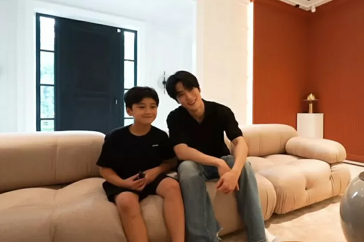 Momen saat Rafathar dan Jaehyun NCT bertemu. (Sumber: Tangkapan layar kanal YouTube Rans Entertainment )