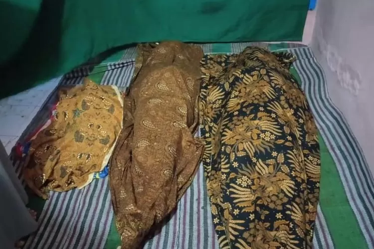 Tiga orang sekeluaraga tewas setelah tertimpa longsor di Dusun Sriti, Sumberurip Pronojiwo Lumajang, Jumat dini hari (7/7). (Twitter @radar_malang)