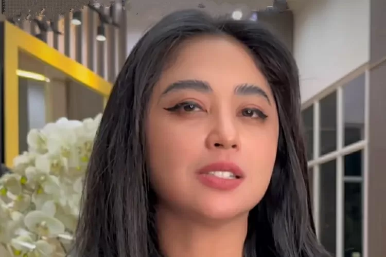 Dewi Perssik terlihat ngamuk dalam live Instagram, dirinya marah saat disamakan dengan Nikita Mirzani oleh netizen (instagram)