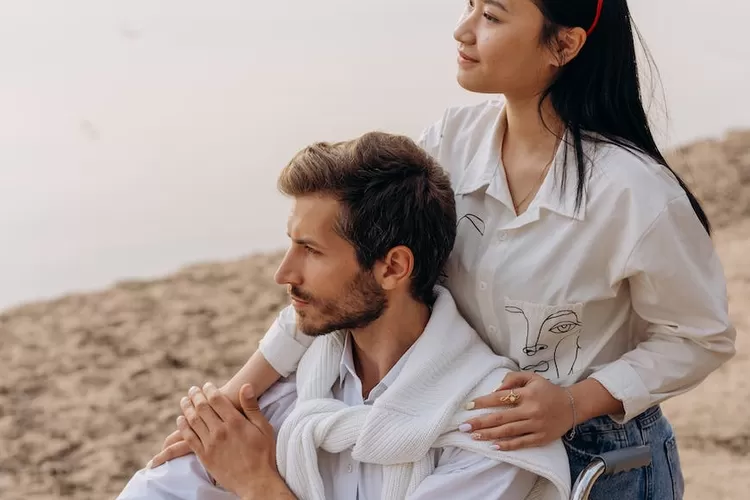 Ini dia jenis-jenis pelet, salah satunya ternyata bisa melalui tepuk pundak, maka waspadalah (Pexel/Mikhail Nilov)