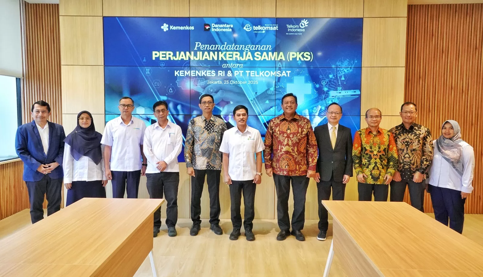 Wakil Menteri Kesehatan Prof. dr. Dante Saksono Harbuwono, dan Direktur Utama Telkomsat Lukman Hakim Abd Rauf beserta jajaran.