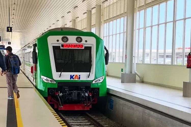 Arsip. KA Bandara YIA saat berada di Stasiun Bandara YIA di Kulon Progo. Pembangunan infrastruktur di Bandara Yogyakarta Internasional Airport (YIA) dilakukan untuk mendukung kegiatan pariwisata. 