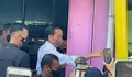 Presiden Jokowi  bagikan bansos di Pasar Pucang Anom Surabaya, warga histeris minta foto bareng