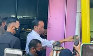 Presiden Jokowi  bagikan bansos di Pasar Pucang Anom Surabaya, warga histeris minta foto bareng
