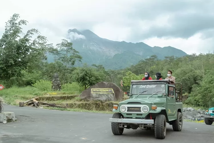 Berkeliling kaki Gunung Merapi menggunakan mobil Jeep, salah satu destinasi wisata di Kabupaten Sleman yang sudah buka  (Instagram/@TukangPiknikOfficial)
