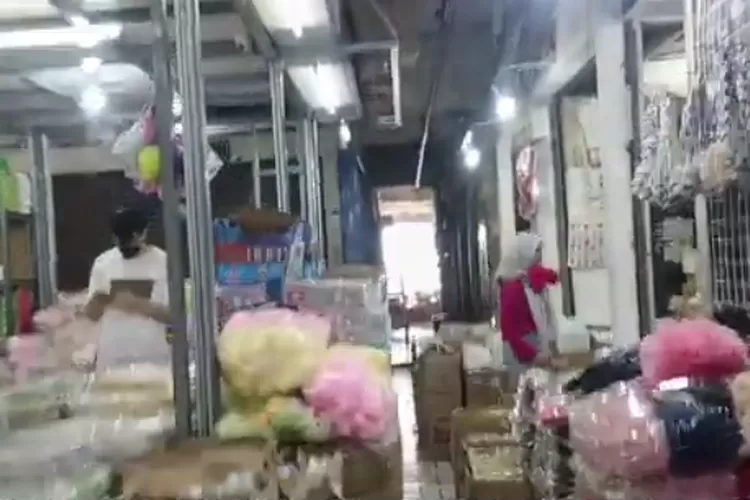 Pusat grosir di Pasar Asemka Jakarta Barat kini sepi dan kondisinya tidak seramai dulu lagi (Tangkap layar Youtube Holi Holiday)