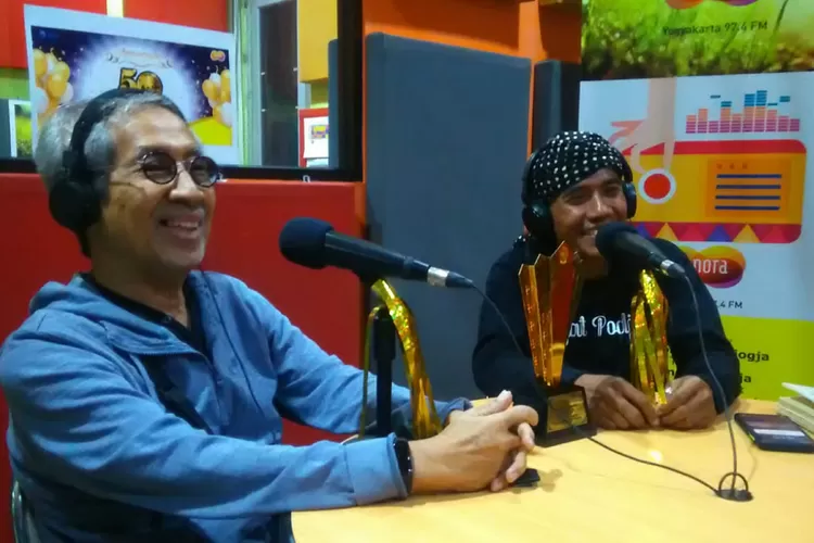 Komunitas PODJOK Paguyuban Onthel Djogjakarta ketika siaran dari Sonora FM Yogyakarta.  (Dokumentasi)