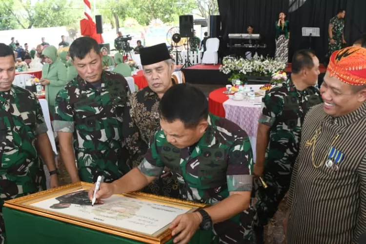 Kasad Jenderal TNI Dudung Abdurachman saat meresmikan Markas Kodim 0709 Kebumen yang baru di Jalan Lingkar Selatan, Desa Adikarso, Kecamatan Kebumen, Selasa (21/6/2022).  (Dok Pendam IV/Diponegoro)