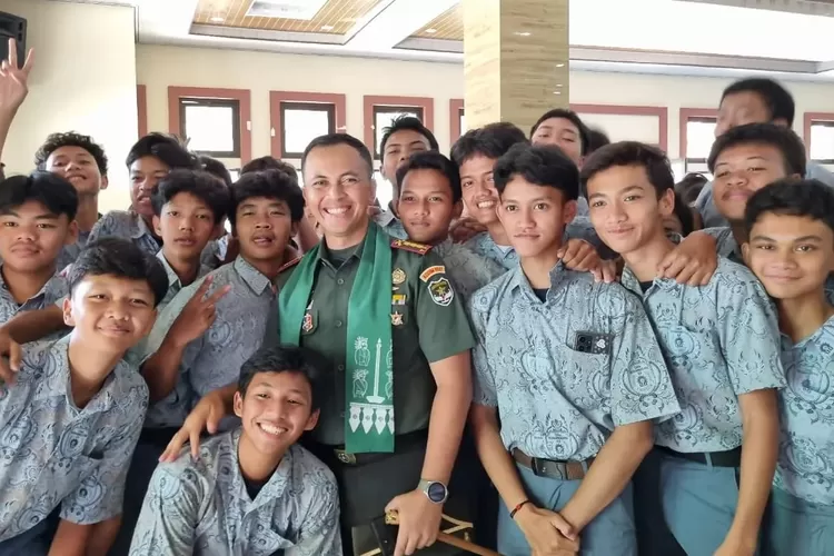 Dandim 0507/Bekasi, Kolonel Arm Rico Ricardo Sirait, membimbing pelajar SMA Muhammadiyah 09 dalam pemahaman ideologi pancasila. (FOTO: Dharma/Suarakarya.id)