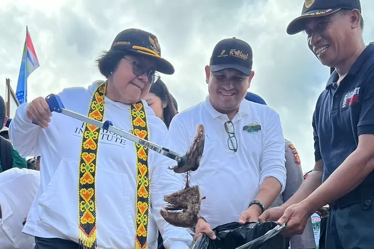 Foto : Menteri LHK Siti Nurbaya Bakar terjun langsung memungut sampah plastik di Pantai Banua Patra Balikpapan (Humas PLN)