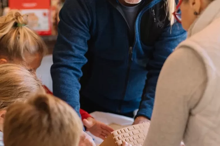 Ilustrasi merayakan  hari natal (Unsplash/Phillip Goldsberry)