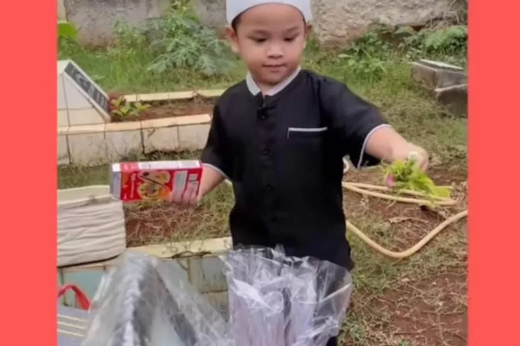 Gala Sky saat berziarah ke makam Vanessa Angel dan Bibi. ( (Instagram / @yashowbiz)