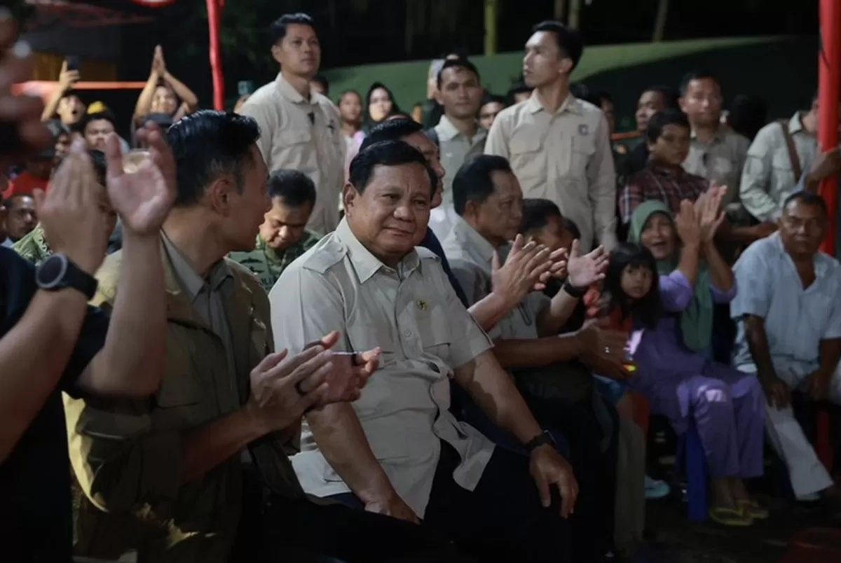 Potret Presiden Prabowo habiskan sisa waktu pergantian tahun baru bersama warag terdampak bencana di Tapanuli Selatan, Sumatera Utara (Instagram/prabowo)