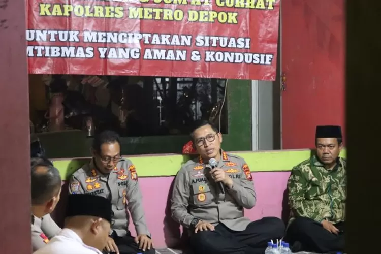 ADAKAN PERTEMUAN : Bertempat di Pos keamanan Jalan Saun RT2/5 Kelurahan Krukut, Limo, Kota Depok, Kapolres Metro Depok Kombes Ahmad Fuady, melaksanakan Rembug Warga besama PJU Polres Metro Depok. (POLRES METRO DEPOK)