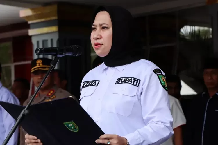 Mamah muda Sumatera Ini jadi bupati umur 27, gantikan suaminya, tanahnya puluhan hektar 10 miliar   (Instagram @rezitameylaniyopi_official)