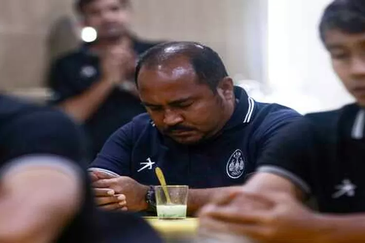 Imran Nahumarury menundukkan kepala bersama pemain PSIM Yogyakarta lainnya saat sesi berdoa jelang pertandingan. Imran resmi tidak menjadi pelatih kepala PSIM. (official media PSIM)