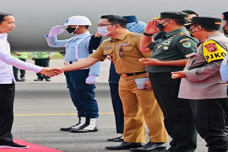 Presiden Joko Widodo setibanya di Lanud Husein Sastranegara, Bandung disambut Gubernur Jawa Barat Ridwan Kamil dan beberapa pejabat muspida Provinsi Jawa Barat lainnya, Kamis (13/10/2022). (Laily Rachev/Biro Pers Sekretariat Presiden)
