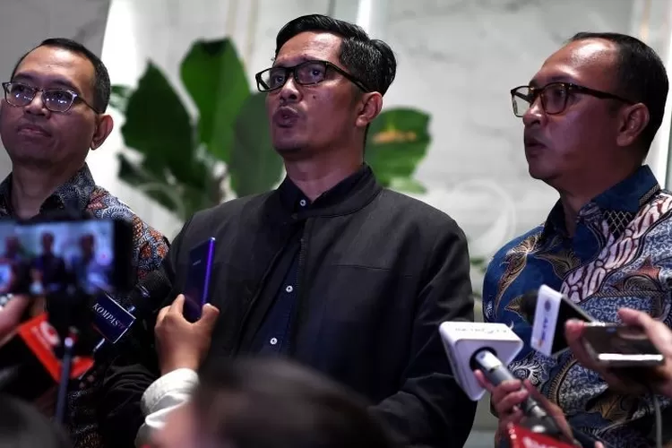  Kuasa hukum Syahrul Yasin Limpo, Febri Diansyah (tengah), saat menyampaikan keterangan di NasDem Tower, Jakarta, Kamis (5/10/2023). (ANTARA FOTO/Sigid Kurniawan/tom)